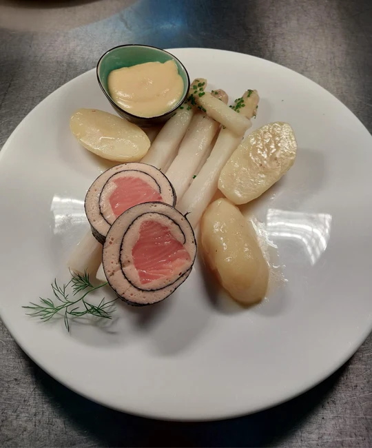 Eine exquisite Kreation von Mietkoch Shaun Canalp: Lachs Roulade, serviert mit zarten Salzkartoffeln, frischem Spargel und cremiger Hollandaise.